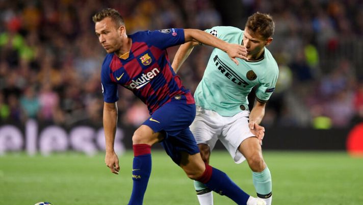 Barcelona's Brazilian midfielder Arthur (L) vies with Inter Milan's Italian midfielder Nicolo Barella during the UEFA Champions League Group F football match between Barcelona and Inter Milan at the Camp Nou stadium in Barcelona, on October 2, 2019. (Photo by Josep LAGO / AFP) (Photo by JOSEP LAGO/AFP via Getty Images) Barella, che voto in pagella! “Il migliore, si moltiplica un ragazzo al Camp Nou” - immagine 1