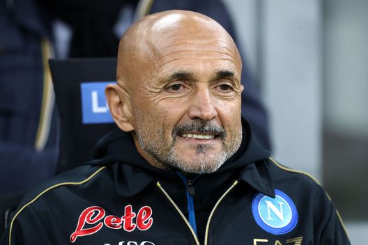 MILAN, ITALY - NOVEMBER 21: Luciano Spalletti, Head Coach of SSC Napoli looks on prior to the Serie A match between FC Internazionale and SSC Napoli at Stadio Giuseppe Meazza on November 21, 2021 in Milan, Italy. (Photo by Marco Luzzani/Getty Images) Rapporto pelican – nulla accade per caso: Napoli debole negli scontri diretti, Milan al top, 12 punti su 21- immagine 2