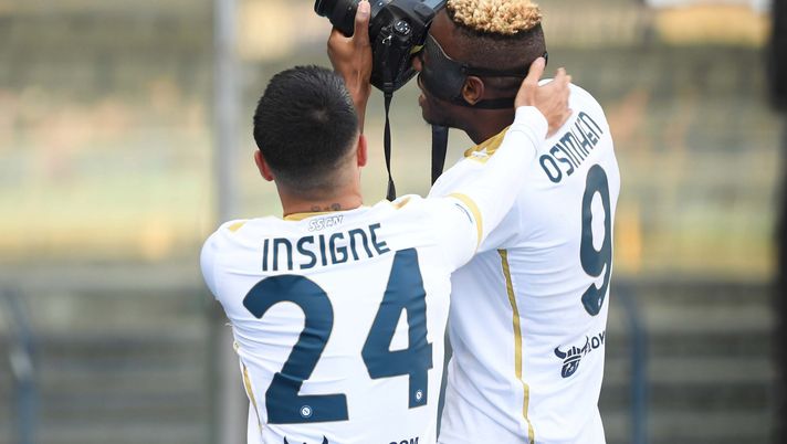 VERONA, ITALY - MARCH 13: Vìctor Osimhen of Napoli celebrates after scoring the first goal of Napoli during the Serie A match between Hellas and SSC Napoli at Stadio Marcantonio Bentegodi on March 13, 2022 in Verona, Italy. (Photo by SSC NAPOLI/SSC NAPOLI via Getty Images) osimhen