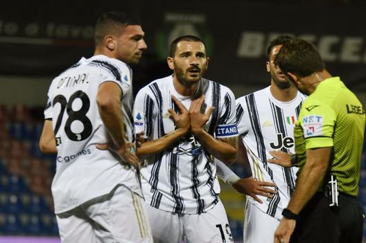 Leonardo Bonucci protesta col direttore di gara Leonardo Bonucci protesta col direttore di gara