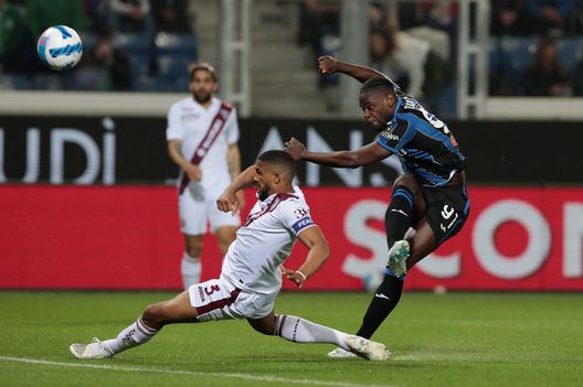 BERGAMO, ITALY - APRIL 27: Duvan Zapata of Atalanta BC shoots as Bremer of Torino FC attempts to block during the Serie A match between Atalanta BC and Torino FC at Gewiss Stadium on April 27, 2022 in Bergamo, Italy. (Photo by Emilio Andreoli/Getty Images) ToroPreview, verso Empoli-Torino: “Praet da confermare ad ogni costo?”- immagine 2