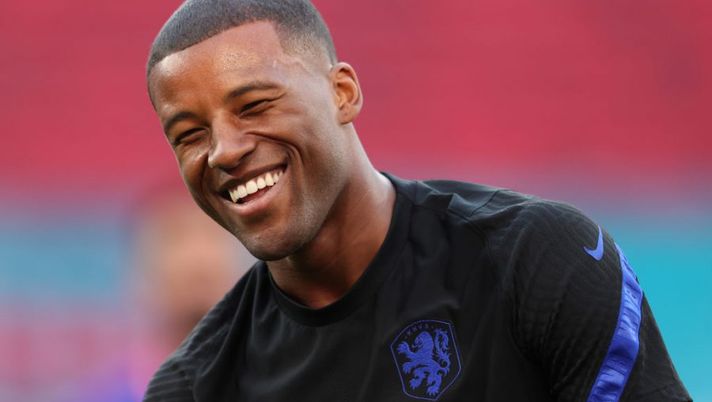 BUDAPEST, HUNGARY - JUNE 26: Georginio Wijnaldum of Netherlands reacts during the Netherlands Training Session ahead of the UEFA Euro 2020 Round of 16 match between Netherlands and Czech Republic at Puskas Arena on June 26, 2021 in Budapest, Hungary. (Photo by Alex Pantling/Getty Images) Verso l’asta di riparazione: cosa fare con Wijnaldum? La sua possibile gestione - immagine 1
