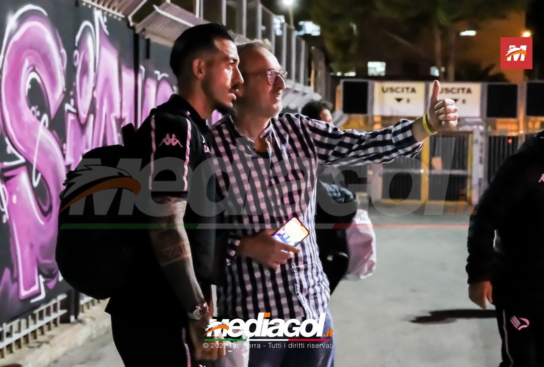 FOTO Palermo, i rosanero ritornano a Palermo dopo il ritiro a Manchester (Gallery) - immagine 17