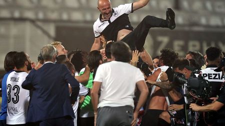 LA SPEZIA, ITALY - AUGUST 20: Vincenzo Italiano of ASC Spezia celebrate promotion to Serie A during the Serie B Playoff Final second leg match between Spezia Calcio and Frosinone Calcioon August 20, 2020 in La Spezia, Italy. (Photo by Gabriele Maltinti/Getty Images for Lega Serie B) LA SPEZIA, ITALY - AUGUST 20: Vincenzo Italiano of ASC Spezia celebrate promotion to Serie A during the Serie B Playoff Final second leg match between Spezia Calcio and Frosinone Calcioon August 20, 2020 in La Spezia, Italy. (Photo by Gabriele Maltinti/Getty Images for Lega Serie B)