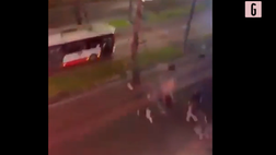 VIDEO Napoli, agguato ultras: fumogeni e pietre contro pullman tifosi Eintracht