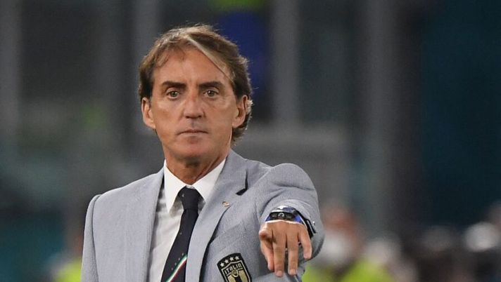 Italy's coach Roberto Mancini gestures from the sideline during the UEFA EURO 2020 Group A football match between Turkey and Italy at the Olympic Stadium in Rome on June 11, 2021. (Photo by ALBERTO LINGRIA / POOL / AFP) (Photo by ALBERTO LINGRIA/POOL/AFP via Getty Images) Mancini: “Ho un solo ballotaggio in difesa, Verratti sta abbastanza bene. Vediamo se giocherà” - immagine 1