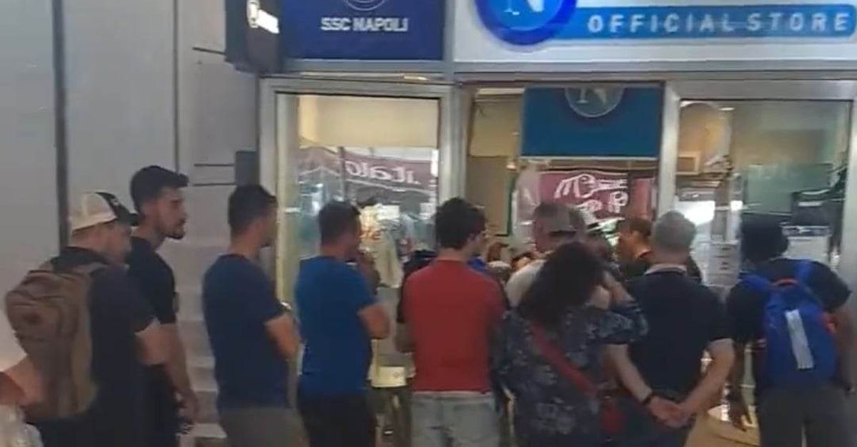 VIDEO Fila chilometrica allo store del Napoli di Garibaldi: tanti