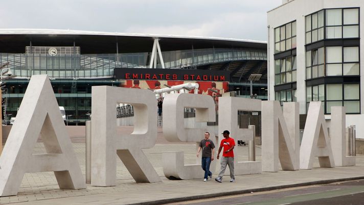 LONDON, ENGLAND - APRIL 11: Two men walk past the sign for Arsenal Football Club's Emirates Stadium on April 11, 2011 in London, England. American businessman Stan Kroenke's company 'Kroenke Sports Enterprises' has increased its shareholding in Arsenal to 62.89% and will make an offer for a full takeover of the club. Mr Kronke first purchased 9.9% of Arsenal shares in 2007, today's deal values the Premier League club at 731m GBP. (Photo by Oli Scarff/Getty Images) Una modella inglese rivela: “Un calciatore dell’Arsenal si è vestito da ragazza per chattare con me…” - immagine 1