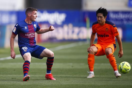 HUESCA, SPAIN - MAY 22: Sergio Gomez of SD Huesca challenges for the ball against Kang-in Lee of Valencia CF during the La Liga Santander match between SD Huesca and Valencia CF at Estadio El Alcoraz on May 22, 2021 in Huesca, Spain. Sporting stadiums around Spain remain under strict restrictions due to the Coronavirus Pandemic as Government social distancing laws prohibit fans inside venues resulting in games being played behind closed doors (Photo by Eric Alonso/Getty Images) HUESCA, SPAIN - MAY 22: Sergio Gomez of SD Huesca challenges for the ball against Kang-in Lee of Valencia CF during the La Liga Santander match between SD Huesca and Valencia CF at Estadio El Alcoraz on May 22, 2021 in Huesca, Spain. Sporting stadiums around Spain remain under strict restrictions due to the Coronavirus Pandemic as Government social distancing laws prohibit fans inside venues resulting in games being played behind closed doors (Photo by Eric Alonso/Getty Images)