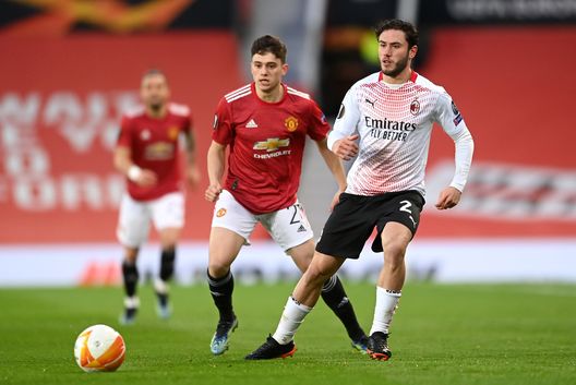 Calabria del Milan pressato da James del Manchester Utd Calabria del Milan pressato da James del Manchester Utd