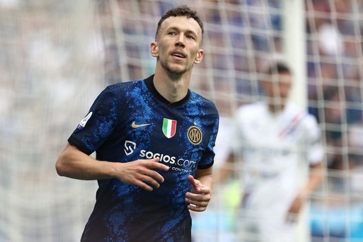 MILAN, ITALY - MAY 22: Ivan Perisic of FC Internazionale celebrates after scoring their sides first goal during the Serie A match between FC Internazionale and UC Sampdoria at Stadio Giuseppe Meazza on May 22, 2022 in Milan, Italy. (Photo by Marco Luzzani/Getty Images) Il bello delle similitudini- immagine 2