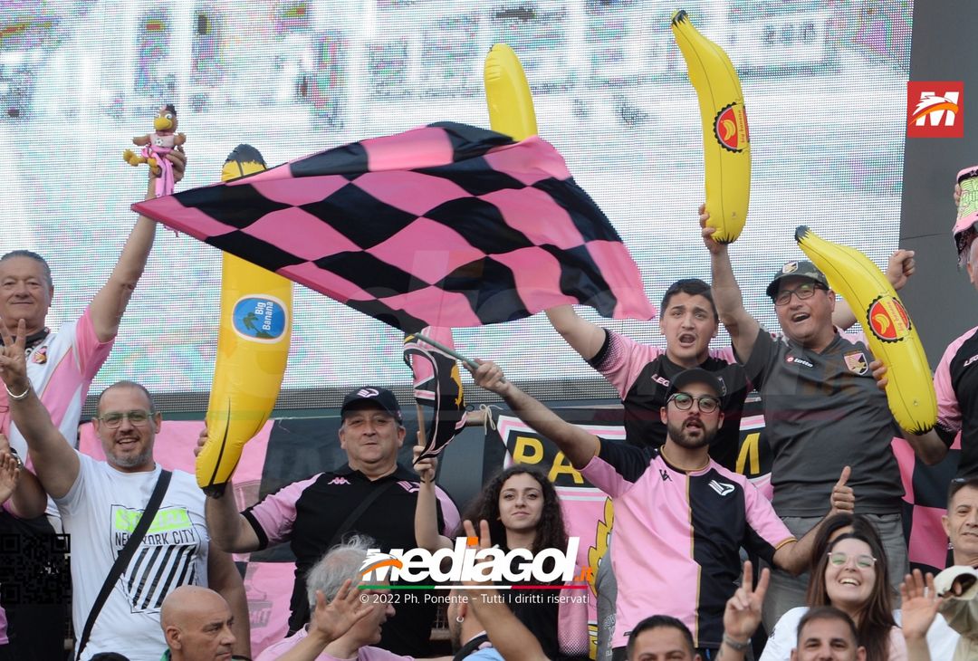 Fototifo, i tifosi allo stadio per Palermo-Feralpisaló 1-0 (gallery) - immagine 49