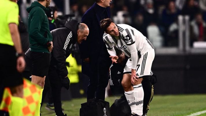A medic checks Juventus' Italian forward Federico Chiesa's knee during the UEFA Europa League round of 16 first leg football match between Juventus and SC Freiburg on March 9, 2023 at the Juventus stadium in Turin. (Photo by Marco BERTORELLO / AFP) (Photo by MARCO BERTORELLO/AFP via Getty Images) Juve, Gazzetta: “Chiesa e il problema tendinite: le sensazioni sul nuovo stop” - immagine 1