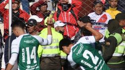 Bolivia, la sua squadra vince: ma il tifoso Always Ready lancia mandarini contro i giocatori ospiti…