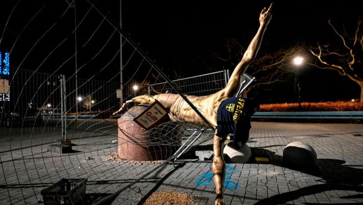 Il mistero del naso della statua vandalizzata di Ibra in Svezia Il mistero del naso della statua vandalizzata di Ibra in Svezia