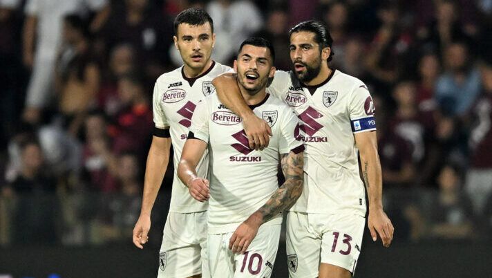 SALERNO, ITALY - SEPTEMBER 18: Nemanja Radonjic of Torino FC celebrates after scoring the 0-2 goal during the Serie A TIM match between US Salernitana and Torino FC at Stadio Arechi on September 18, 2023 in Salerno, Italy. (Photo by Francesco Pecoraro/Getty Images) Voti fantacalcio: Buongiorno come Schuurs, super Radonjic! Si salva Candreva - immagine 1