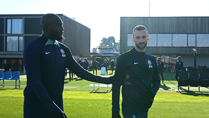 COMO, ITALY - JANUARY 20: Romelu Lukaku and Marcelo Brozovic of FC Internazionale smile during the FC Internazionale training session at the club's training ground Suning Training Center on January 20, 2023 in Como, Italy. (Photo by Mattia Ozbot - Inter/Inter via Getty Images) Brozovic ci prova, Tomori quasi out: meno dieci giorni al derby di Milano - immagine 1