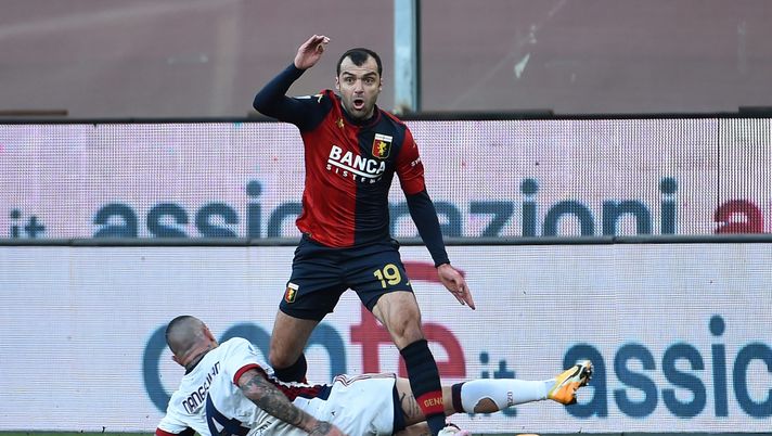 GENOA, ITALY JANUARY 24: Goran Pandev of Genoa CFC and Radja Nainggolan of Cagliari Calcio during the Serie A match between Genoa CFC and Cagliari Calcio at Stadio Luigi Ferraris on January 24, 2021 in Genoa, Italy. (Photo by Paolo Rattini/Getty Images) 