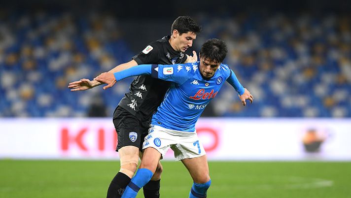 NAPLES, ITALY - JANUARY 13: Eljif Elmas of Napoli battles for possession with Andrea Cambiaso of Empoli during the Coppa Italia match between SSC Napoli and Empoli FC at Stadio Diego Armando Maradona on January 13, 2021 in Naples, Italy. Sporting stadiums around Italy remain under strict restrictions due to the Coronavirus Pandemic as Government social distancing laws prohibit fans inside venues resulting in games being played behind closed doors. (Photo by Francesco Pecoraro/Getty Images) Cambiaso, l’agente dopo l’incontro con l’Inter: “Su di lui club come Napoli e Juve” - immagine 1