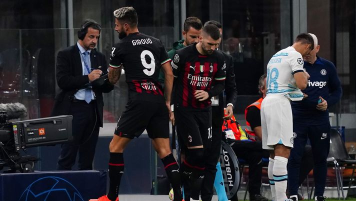 MILAN, ITALY - OCTOBER 11: Olivier Giroud of AC Milan leaves the field and cheers Ante Rebić of AC Milan during the UEFA Champions League group E match between AC Milan and Chelsea FC at Giuseppe Meazza Stadium on October 11, 2022 in Milan, Italy. (Photo by Pier Marco Tacca/AC Milan via Getty Images) Hellas-Milan, probabili formazioni: decisione sulla trequarti - immagine 1
