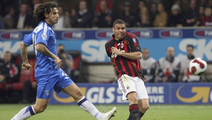 MILAN, ITALY - APRIL 7: Ronaldo of Milan and Daniele Adani of Empoliin action during the Serie A match between AC Milan and Empoli at the Giuseppe Meazza Stadium on April 7, 2007 in Milan, Italy. (Photo by New Press/Getty Images)
