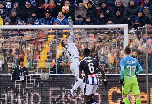 UDINE, ITALY - JANUARY 08:  Samir Handanovich goalkeeper  of  FC Internazionale in action during the Serie A match between Udinese Calcio and FC Internazionale at Stadio Friuli on January 8, 2017 in Udine, Italy.  (Photo by Dino Panato/Getty Images) 