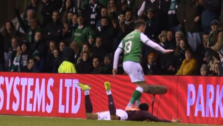 Ecco Mc Nulty in azione, sulla schiena di Sean Clare, in Hibernian-Hearts 1-3 