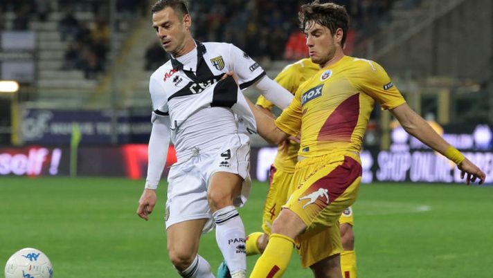 PARMA, ITALY - APRIL 13: Emanuele Calaio (L) of Parma Calcio 1913 is challenged by Marco Varnier of AS Cittadella during the serie B match between Parma Calcio and AS Cittadella at Stadio Ennio Tardini on April 13, 2018 in Parma, Italy. (Photo by Emilio Andreoli/Getty Images) Tutti pazzi per Varnier, il nuovo Caldara: perché l’Atalanta è in pole position - immagine 1