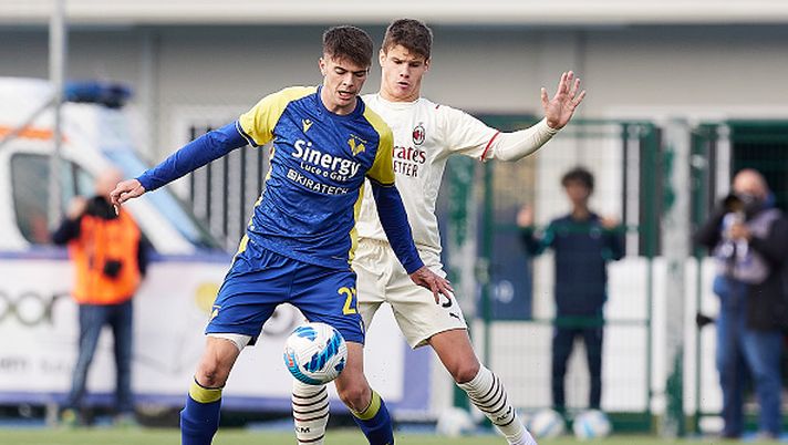 VERONA, ITALY - NOVEMBER 07: Federico Caia of Hellas Verona competes for the ball with Milos Kerkez of AC Milan during the Primavera 1 match between Hellas Verona U19 and AC Milan U19 at Antistadio Guido Tavellin on November 07, 2021 in Verona, Italy. (Photo by Emmanuele Ciancaglini/AC Milan via Getty Images) VERONA, ITALY - NOVEMBER 07: Federico Caia of Hellas Verona competes for the ball with Milos Kerkez of AC Milan during the Primavera 1 match between Hellas Verona U19 and AC Milan U19 at Antistadio Guido Tavellin on November 07, 2021 in Verona, Italy. (Photo by Emmanuele Ciancaglini/AC Milan via Getty Images)