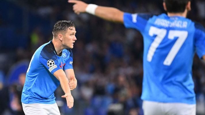 Napoli's Polish midfielder Piotr Zielinski appeals to the referee during the UEFA Champions League Group A first leg football match between SSC Napoli and Liverpool FC at the Diego Armando Maradona Stadium in Naples on September 7, 2022. (Photo by Alberto PIZZOLI / AFP) (Photo by ALBERTO PIZZOLI/AFP via Getty Images) NEWS – Ansia per Celik! Zielinski, Kvara, Handa, Lukaku, Messias, Pogba, Ribery e tensione Bologna - immagine 1