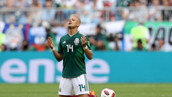 SAMARA, RUSSIA - JULY 02: Javier Hernandez of Mexico prays prior to the 2018 FIFA World Cup Russia Round of 16 match between Brazil and Mexico at Samara Arena on July 2, 2018 in Samara, Russia. (Photo by Buda Mendes/Getty Images) Chicarito fuori dal Mondiale: la colpa è dei compagni, che non lo vogliono… - immagine 1