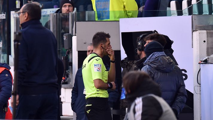 TURIN, ITALY - FEBRUARY 02: The referee Fabrizio Pasqua checks the VAR for the second penalty awarded to Juventus during the Serie A match between Juventus and  ACF Fiorentina at Allianz Stadium on February 02, 2020 in Turin, Italy. (Photo by Tullio M. Puglia/Getty Images) 