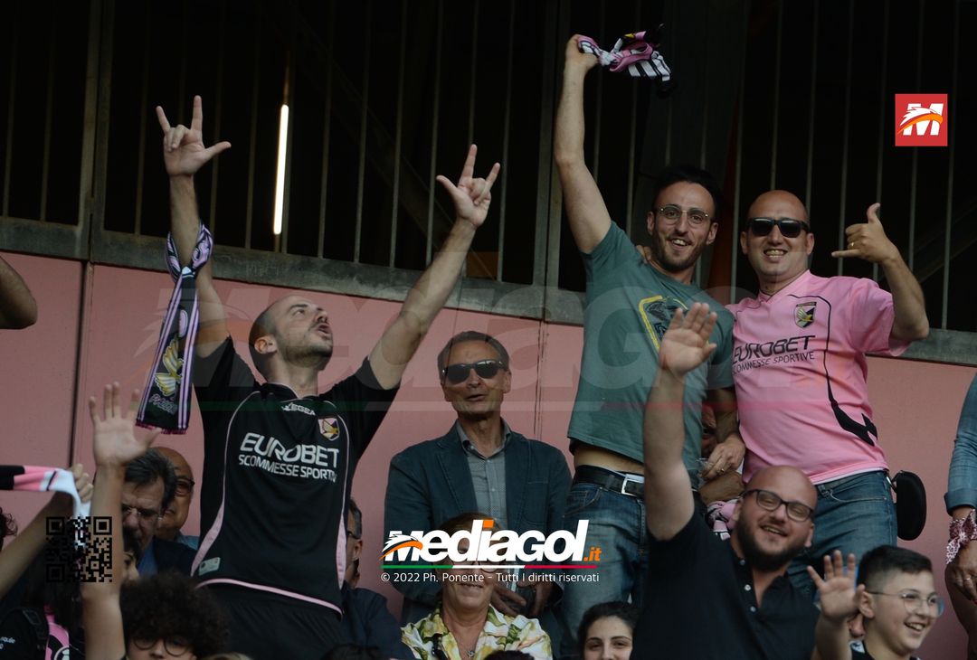 Fototifo, i tifosi allo stadio per Palermo-Feralpisaló 1-0 (gallery) - immagine 102