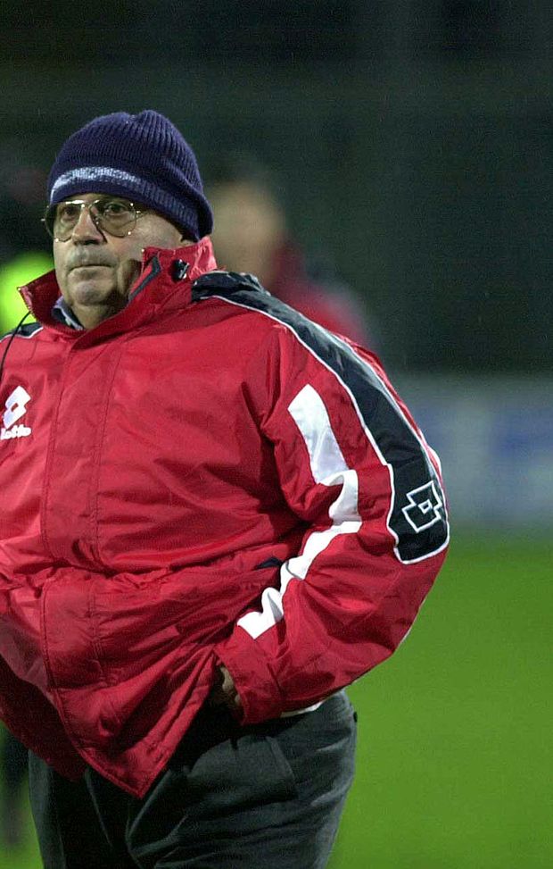 24 Feb 2001: Eugenio Fascetti coach of Bari looks on during a Serie A 20th Round League match between Atalanta and Bari played at the Azzurri d''Italia stadium, Bergamo. Mandatory Credit: Grazia Neri/ALLSPORT 24 Feb 2001: Eugenio Fascetti coach of Bari looks on during a Serie A 20th Round League match between Atalanta and Bari played at the Azzurri d''Italia stadium, Bergamo. Mandatory Credit: Grazia Neri/ALLSPORT