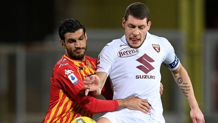 BENEVENTO, ITALY - JANUARY 22: Kamil Glik of Benevento tackles Andrea Belotti of Torino during the Serie A match between Benevento Calcio and Torino FC  at Stadio Ciro Vigorito on January 22, 2021 in Benevento, Italy. (Photo by Francesco Pecoraro/Getty Images) 