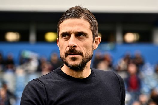 REGGIO NELL'EMILIA, ITALY - JANUARY 04: Alessio Dionisi head coach of US Sassuolo looks on during the Serie A match between US Sassuolo and UC Sampdoria at Mapei Stadium - Citta' del Tricolore on January 04, 2023 in Reggio nell'Emilia, Italy. (Photo by Alessandro Sabattini/Getty Images) Dionisi