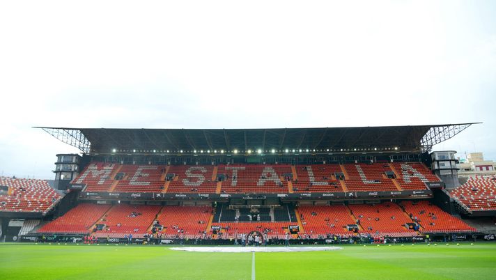 VALENCIA, SPAIN - APRIL 30: General view inside the stadium prior to the LaLiga Santander match between Valencia CF and Levante UD at Estadio Mestalla on April 30, 2022 in Valencia, Spain. (Photo by Aitor Alcalde/Getty Images) Il derby di Peter Lim: i tifosi Valencia “Vattene”, quelli del Levante “No, no resta…” - immagine 1