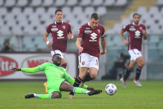 TURIN, ITALY - NOVEMBER 01: Andrea Belotti (R) of Torino FC is tackled by Jean-Daniel Akpa-Akpro of SS Lazio during the Serie A match between Torino FC and SS Lazio at Stadio Olimpico di Torino on November 1, 2020 in Turin, Italy. (Photo by Valerio Pennicino/Getty Images) TURIN, ITALY - NOVEMBER 01: Andrea Belotti (R) of Torino FC is tackled by Jean-Daniel Akpa-Akpro of SS Lazio during the Serie A match between Torino FC and SS Lazio at Stadio Olimpico di Torino on November 1, 2020 in Turin, Italy. (Photo by Valerio Pennicino/Getty Images)