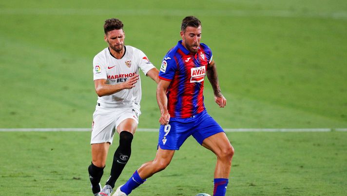 SEVILLE, SPAIN - JULY 06: Sergi Gomez of Sevilla FC competes for the ball with Sergi Enrich of SD Eibar during the Liga match between Sevilla FC and SD Eibar SAD at Estadio Ramon Sanchez Pizjuan on July 06, 2020 in Seville, Spain. Football Stadiums around Europe remain empty due to the Coronavirus Pandemic as Government social distancing laws prohibit fans inside venues resulting in all fixtures being played behind closed doors. (Photo by Fran Santiago/Getty Images) SEVILLE, SPAIN - JULY 06: Sergi Gomez of Sevilla FC competes for the ball with Sergi Enrich of SD Eibar during the Liga match between Sevilla FC and SD Eibar SAD at Estadio Ramon Sanchez Pizjuan on July 06, 2020 in Seville, Spain. Football Stadiums around Europe remain empty due to the Coronavirus Pandemic as Government social distancing laws prohibit fans inside venues resulting in all fixtures being played behind closed doors. (Photo by Fran Santiago/Getty Images)