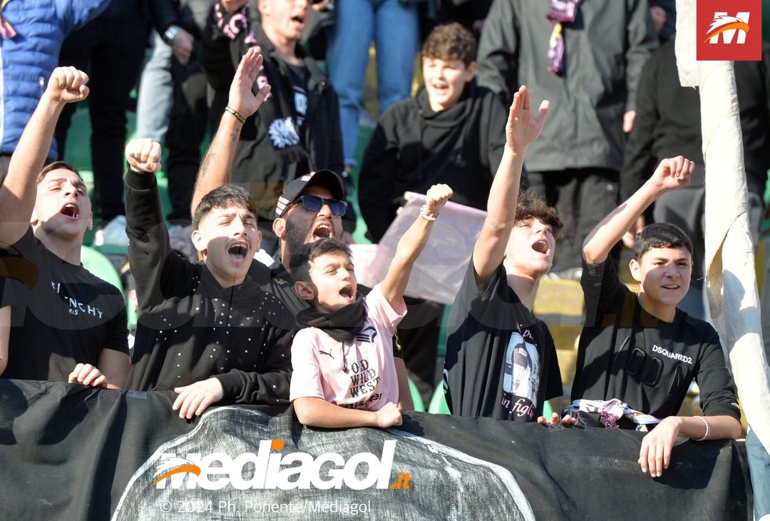 FOTOTIFO Palermo-Como 3-0, gli scatti ai tifosi al “Renzo Barbera” (GALLERY) - immagine 7
