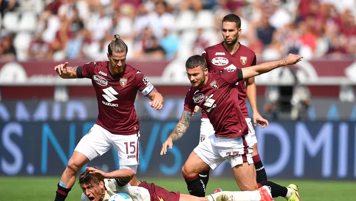 TURIN, ITALY - SEPTEMBER 12:  Karol Linetty (R) of Torino FC tackles Francesco Di Tacchio of US Salernitana during the Serie A match between Torino FC and US Salernitana at Stadio Olimpico di Torino on September 12, 2021 in Turin, Italy.  (Photo by Valerio Pennicino/Getty Images)