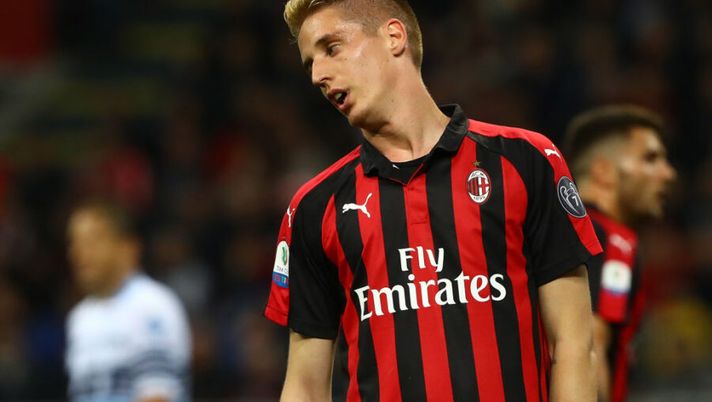 MILAN, ITALY - APRIL 24: Andrea Conti of AC Milan shows his dejection at the end of the TIM Cup match between AC Milan and SS Lazio at Stadio Giuseppe Meazza on April 24, 2019 in Milan, Italy. (Photo by Marco Luzzani/Getty Images) Il nuovo Milan si orienta: Conti vuole il posto, a rischio Bonaventura e Caldara - immagine 1