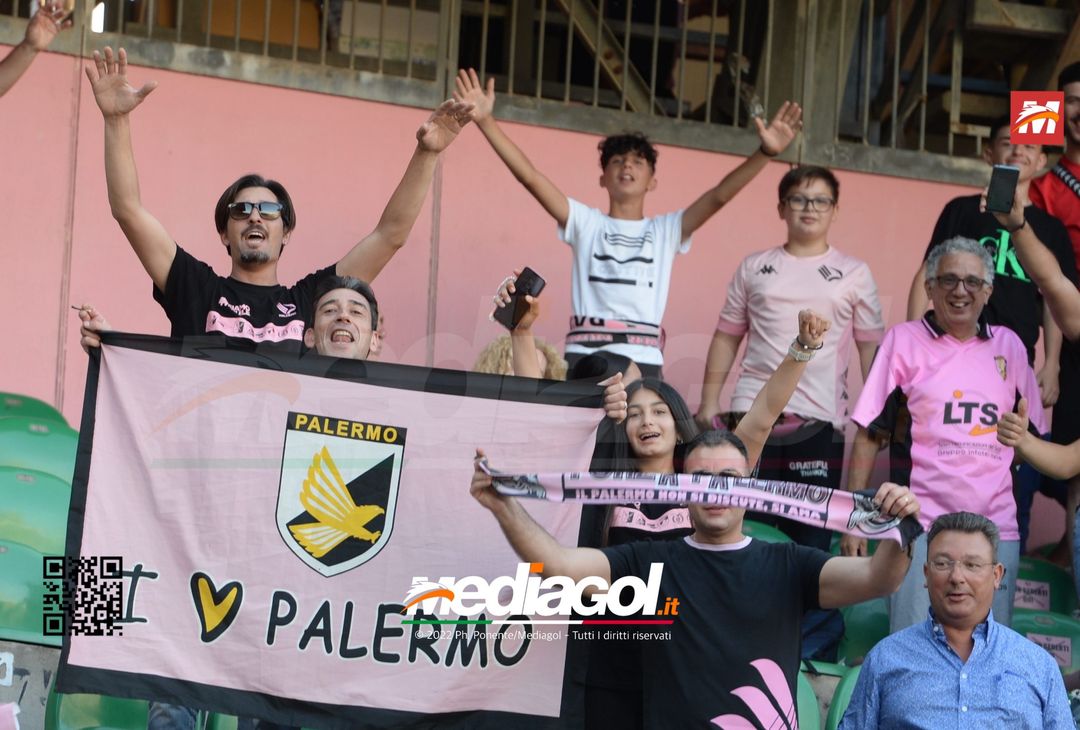 Fototifo, facce da Serie B. I tifosi allo stadio per Palermo-Padova 1-0 - immagine 21