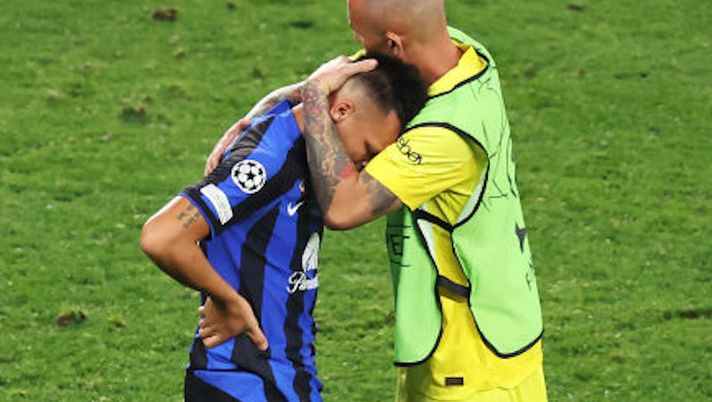 ISTANBUL, TURKEY - JUNE 10: Lautaro Martinez and Alex Cordaz of FC Internazionale look dejected following the team's defeat during the UEFA Champions League 2022/23 final match between FC Internazionale and Manchester City FC at Ataturk Olympic Stadium on June 10, 2023 in Istanbul, Turkey. (Photo by Alex Grimm/Getty Images) Gazzetta: “Anche Cordaz all’Al-Nassr nel pacchetto Brozovic: rivoluzione in porta per l’Inter” - immagine 1