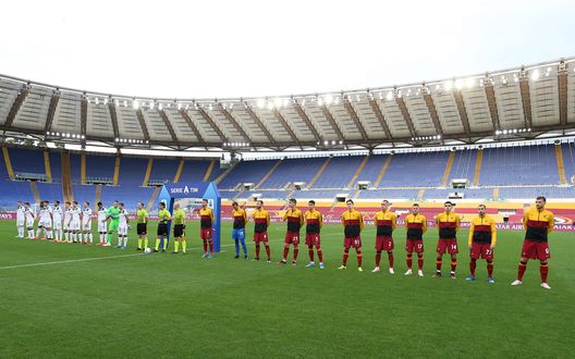 ROME, ITALY - APRIL 22: Players of AS Roma and Atalanta BC look on ahead of the Serie A match between AS Roma and Atalanta BC at Stadio Olimpico on April 22, 2021 in Rome, Italy. Sporting stadiums around Italy remain under strict restrictions due to the Coronavirus Pandemic as Government social distancing laws prohibit fans inside venues resulting in games being played behind closed doors. (Photo by Paolo Bruno/Getty Images)1-1 ROME, ITALY - APRIL 22: Players of AS Roma and Atalanta BC look on ahead of the Serie A match between AS Roma and Atalanta BC at Stadio Olimpico on April 22, 2021 in Rome, Italy. Sporting stadiums around Italy remain under strict restrictions due to the Coronavirus Pandemic as Government social distancing laws prohibit fans inside venues resulting in games being played behind closed doors. (Photo by Paolo Bruno/Getty Images)1-1