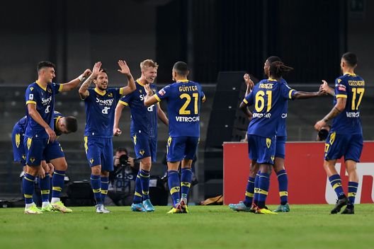 VERONA, ITALY - OCTOBER 03: Josh Doig of Hellas Verona celebrates after scoring the opening goal during the Serie A match between Hellas Verona and Udinese Calcio at Stadio Marcantonio Bentegodi on October 03, 2022 in Verona, Italy. (Photo by Alessandro Sabattini/Getty Images) Tavellin (L’Arena): “Verdi? A Verona è arrivato in ritardo di preparazione”- immagine 2