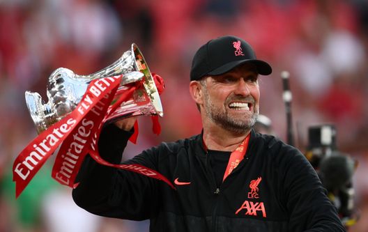 LONDON, ENGLAND - MAY 14: Juergen Klopp, Manager of Liverpool celebrates with The Emirates FA Cup trophy after their sides victory during The FA Cup Final match between Chelsea and Liverpool at Wembley Stadium on May 14, 2022 in London, England. (Photo by Mike Hewitt/Getty Images) Salah e Van Dijk, solo un grande spavento: out per precauzione, saranno a Parigi- immagine 2
