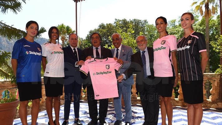 PALERMO, ITALY - AUGUST 22: Tony Sichera of US Citta' di Palermo, Leoluca Orlando Mayor of Palermo and Tommaso Dragotto of Sicily by Car pose during the presentation of Sicily by Car as new main sponsor of US Citta' di Palermo at Villa Niscemi on August 22, 2017 in Palermo, Italy. (Photo by Tullio M. Puglia/Getty Images) PALERMO, ITALY - AUGUST 22: Tony Sichera of US Citta' di Palermo, Leoluca Orlando Mayor of Palermo and Tommaso Dragotto of Sicily by Car pose during the presentation of Sicily by Car as new main sponsor of US Citta' di Palermo at Villa Niscemi on August 22, 2017 in Palermo, Italy. (Photo by Tullio M. Puglia/Getty Images)