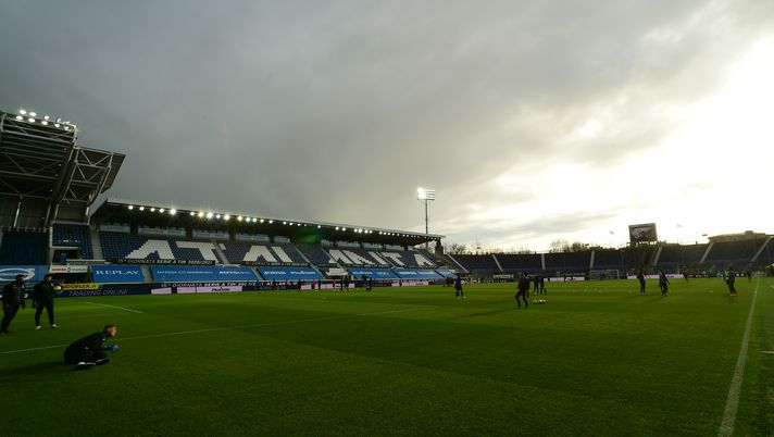 BERGAMO, ITALY - JANUARY 03: General view inside of the stadium ahead of the Serie A match between Atalanta BC and US Sassuolo at Gewiss Stadium on January 03, 2021 in Bergamo, Italy. Sporting stadiums around Italy remain under strict restrictions due to the Coronavirus Pandemic as Government social distancing laws prohibit fans inside venues resulting in games being played behind closed doors. (Photo by Pier Marco Tacca/Getty Images) BERGAMO, ITALY - JANUARY 03: General view inside of the stadium ahead of the Serie A match between Atalanta BC and US Sassuolo at Gewiss Stadium on January 03, 2021 in Bergamo, Italy. Sporting stadiums around Italy remain under strict restrictions due to the Coronavirus Pandemic as Government social distancing laws prohibit fans inside venues resulting in games being played behind closed doors. (Photo by Pier Marco Tacca/Getty Images)