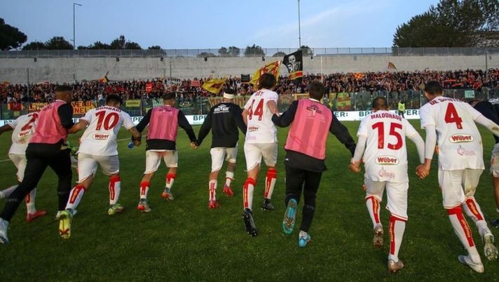 Derby vinto e secondo posto: la maglia personalizzata spinge il Catanzaro a Vibo Derby vinto e secondo posto: la maglia personalizzata spinge il Catanzaro a Vibo - immagine 1